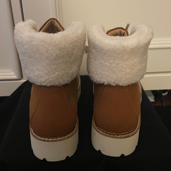 Oasis Society Cream Winter Boots with Textured Sole - Picture 4 of 8